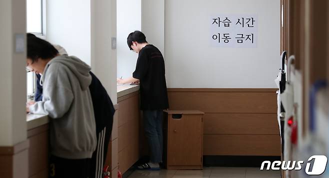 2020학년도 대학수학능력시험을 100일 앞둔 지난 6일 서울 동작구 노량진 종로학원에서 수험생들이 자습을 하고 있다. /뉴스1 © News1 민경석 기자