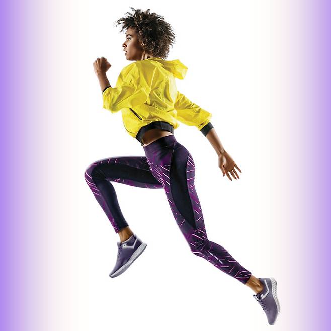 TIP! 상당한 힘을 요하는 동작인 만큼 본격적으로 시작하기 전에 팔굽혀펴기나 턱걸이, 스 자세 등 기본 동작을 충분히 해서 기초 체력을 단련해두자.