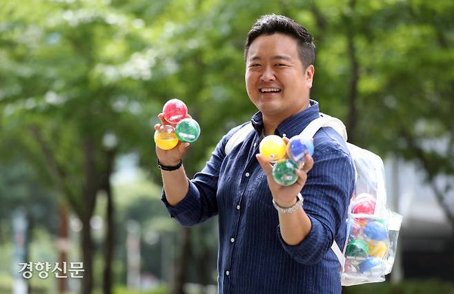 tvN <유 퀴즈 온 더 블럭> 연출을 맡은 김민석 PD가 지난 8일 서울 마포구 상암동에서 경향신문과 사진촬영을 하며 ‘자기백’을 멘 채 상품이 적힌 쪽지가 든 공을 들어보이고 있다. 김정근 선임기자