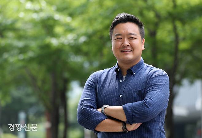 김민석 PD는 자신을 “눈물이 많은 사람”이라고 설명했다. 그러면서 “후배들이 촬영장에서 제가 눈물 흘리는 모습을 영상에 붙여오면 편집해서 잘라버리고 있다”고 전했다. 김정근 선임기자