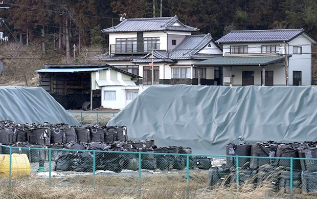 2월 4일 일본 후쿠시마(福島)현 이다테무라의 한 주택가에 방사능 제염(오염제거) 작업의 폐기물이 쌓여있는 모습.[사진=연합뉴스]