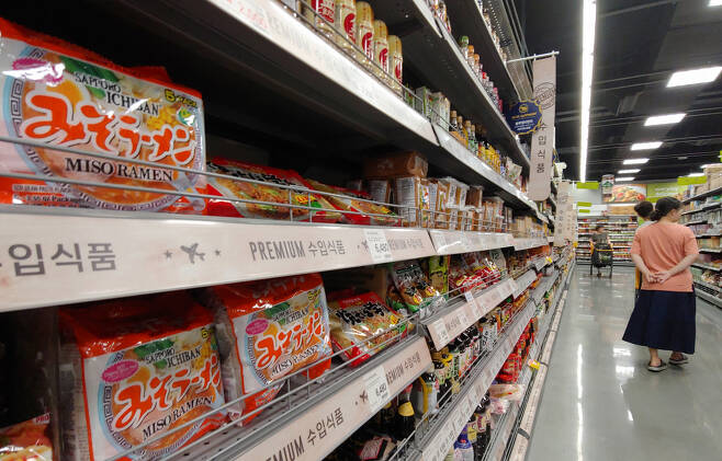 소비자들 사이에서 일본산 첨가물·소재 관련 정보가 확산하면서 식품기업들이 대체제 마련에 발 빠르게 움직이고 있다. 사진은 손님이 없어 한산한 한 대형마트 내 일본식품 매대 모습. [제공=연합뉴스]