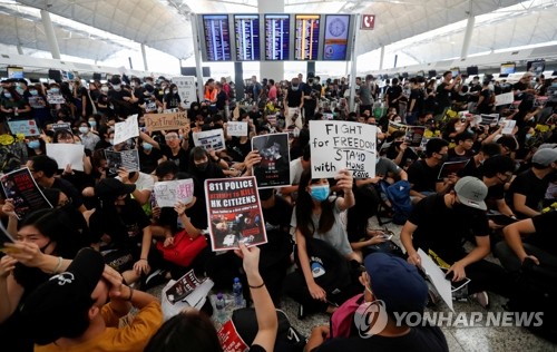 송환법 반대 시위대, 홍콩국제공항 점령 (홍콩 로이터=연합뉴스) '범죄인 인도 법안'(송환법)에 반대하는 홍콩 시위대가 12일 홍콩 국제공항 출국장에 모여 시위를 벌이고 있다. 이날 수천 명의 시위대가 홍콩 국제공항을 점령한 채 연좌시위를 벌이는 바람에 여객기 운항이 전면 중단됐다. leekm@yna.co.kr