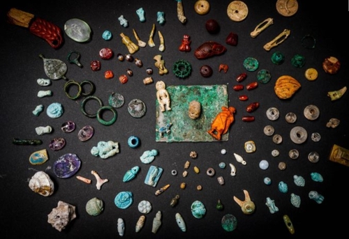 폼페이의 한 귀족 저택에서 발굴된 여성 장신구들. [ANSA 통신]