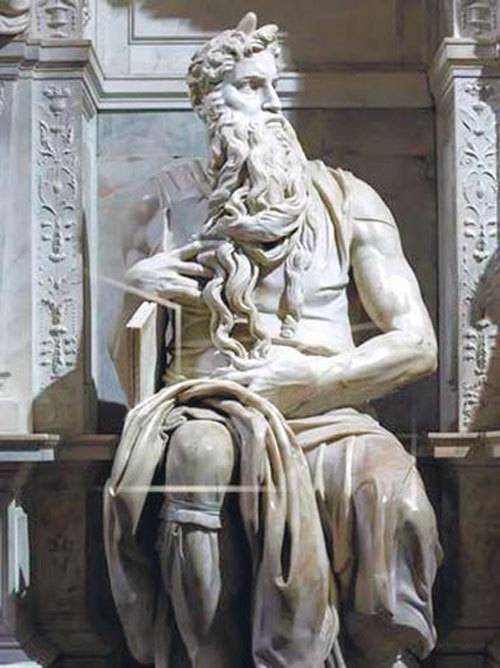 미켈란젤로(1475∼1564)가 교황 율리우스 2세의 무덤에 만든 모세의 대리석 조각상. 르네상스 조각가들은 고대 그리스 로마의 조각들이 채색되지 않은 하얀 대리석이라고 믿고 전통을 이으려 했다.