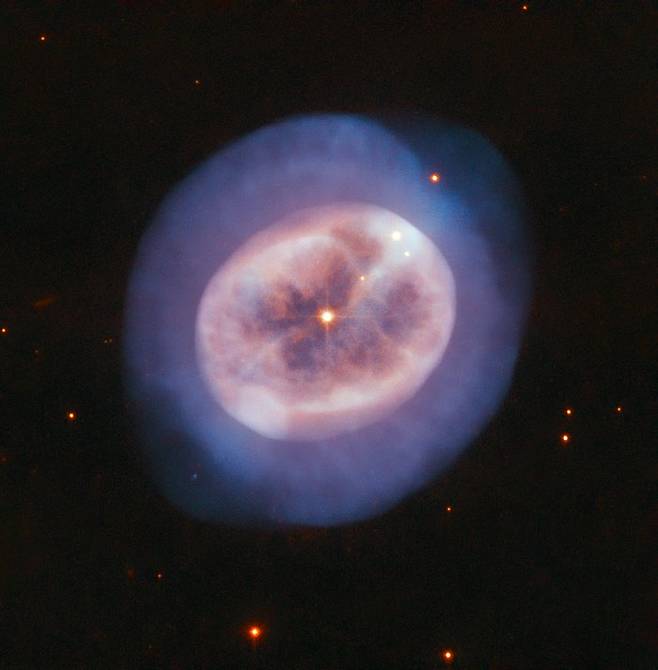 행성상 성운 NGC 2022. 출처=ESA/Hubble & NASA, R. Wade