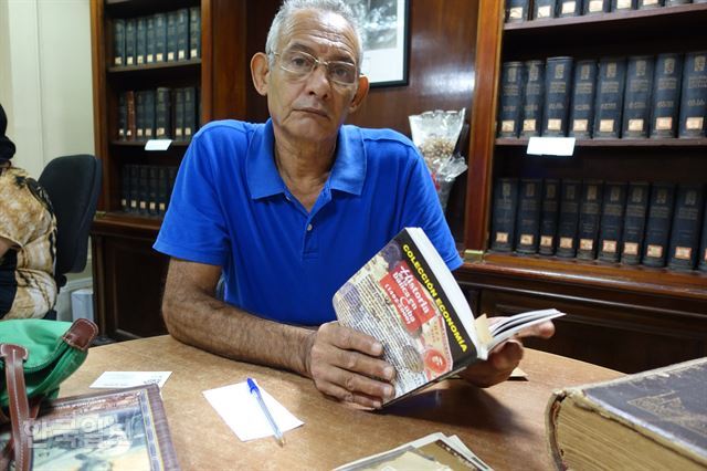 쿠바 아바나 화폐박물관에서 세르지오 곤잘레즈 가르시아 관장이 아바나에 있던 중국은행에 대해 설명하고 있다. [저작권 한국일보]