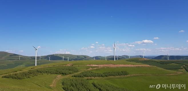 네이멍구 새한패 지역에 줄지어 서있는 풍력발전기들. /사진=최우영 기자