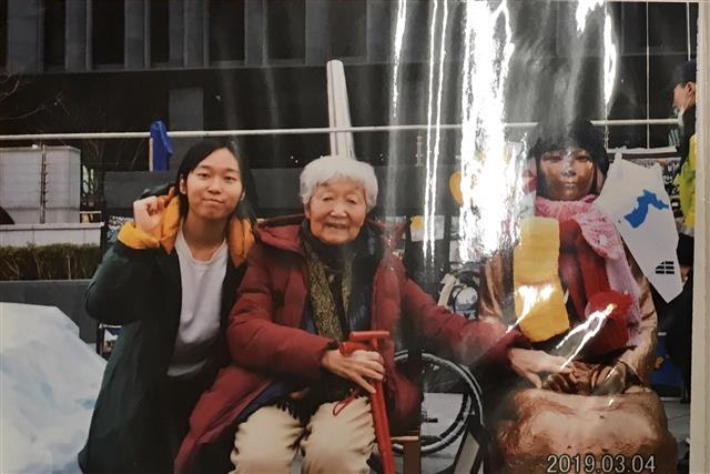 에다 유타카 할머니가 지난 3월 4일 서울 종로구 옛 일본대사관 앞 소녀상을 찾아 소녀상의 손을 어루만지고 있다. 할머니는 이날 오후 비행기편으로 일본에 돌아갔고, 10일 후인 14일 세상을 떠났다.에다 다쿠오 제공