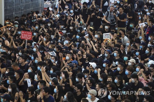 13일 홍콩 국제공항을 점거한 송환법 반대 시위대 [AP=연합뉴스]