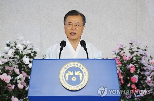문 대통령 "평화경제, 북한과 대화 및 협력 계속하는 데서 시작" (천안=연합뉴스) 배재만 기자 = 문재인 대통령이 15일 오전 천안 독립기념관 겨레의 집에서 열린 제74주년 광복절 경축식에서 경축사를 하고 있다. scoop@yna.co.kr