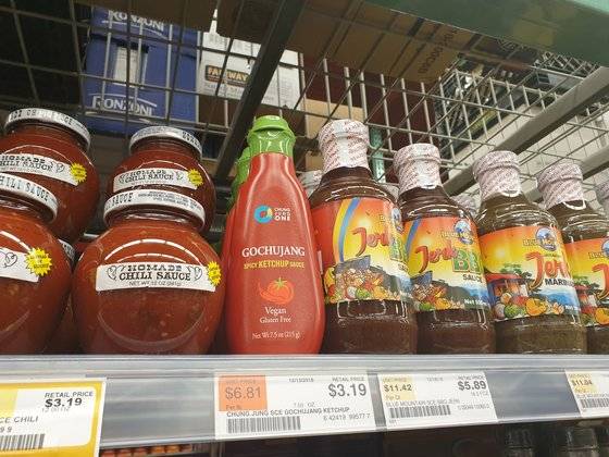 미국 대형마트 체인 웨그먼스 매장에 진열된 고추장. 아래는 스리라차 소스. 곽재민 기자