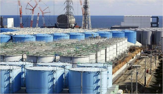 후쿠시마 제1원전 부지에 오염수를 담아둔 대형 물탱크가 늘어져 있는 모습. 처분하지 못한 오염수가 급격히 늘며 현재 부지에는 오염수 100만 톤(t)이 물탱크에 담긴 채 보관되고 있다. (사진=연합뉴스 제공)