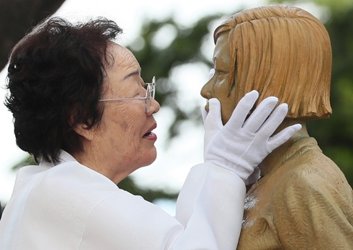 일본군 위안부 피해자 기림의 날인 14일 오후 서울 중구 남산의 조선신궁터 인근에서 열린 '일본군 위안부 피해자 기림비' 동상 제막식에서 이용수 할머니가 제막된 동상을 어루만지고 있다. 연합뉴스