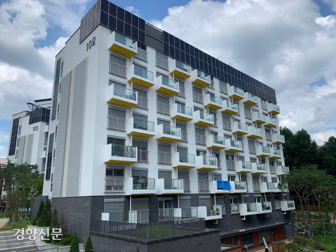 서울 노원구의 에너지제로주택 ‘노원이지하우스’의 102동 외관에 태양광 패널이 붙어 있다. / 주영재 기자