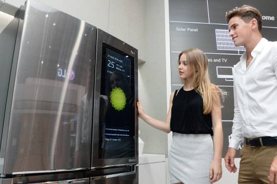 LG전자 모델이 지난 2016년 독일 베를린에서 열린 'IFA 2016'에서 투명 디스플레이를 탑재한 스마트 냉장고를 소개하고 있다. 운영체계(OS)를 탑재한 이 디스플레이를 터치하면 보관중인 식품을 볼 수 있고, 유튜브 등 다양한 인터넷 서비스를 이용할 수 있다. <LG전자 제공>