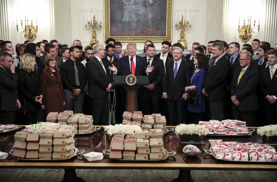 트럼프 대통령이 지난 3월 백악관에서 햄버거 만찬을 열고 있는 모습. [EPA]
