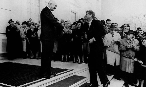 1960년 12월 드와이트 D. 아이젠하워 대통령(왼쪽)이 당시 존 F. 케네디 대통령 당선자와 만나 악수하고 있다. 아이젠하워 대통령은 '군산복합체'에 대해 경고했고, 케네디 대통령은 군산복합체의 음모로 암살됐다고 믿는 사람들이 많다. [사진 위키피디어]