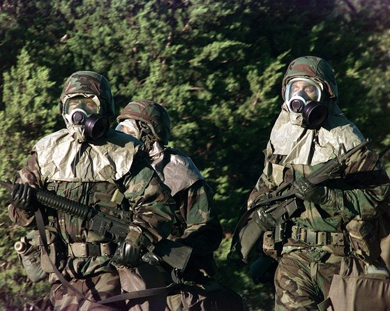 미국 육군 장병들이 가스 마스크와 방호복을 입고 화학전 방호 훈련을 하고 있다. [사진 미 육군]