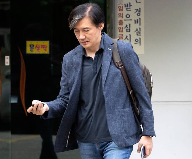 조국 법무부 장관 후보자가 18일 서울 서초구 방배동 자택을 나서고 있다.   연합뉴스