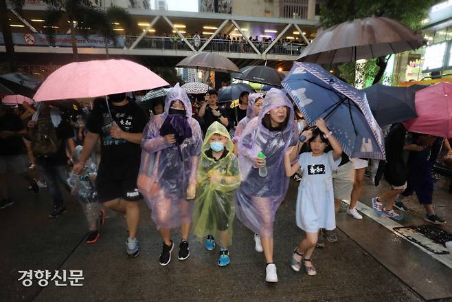 “평화시위는 이렇게” 가족들이 나왔다 ‘범죄인 인도 조례’(송환법)에 반대하는 홍콩의 젊은 부모와 아이들이 18일 빅토리아 공원에서 열린 집회에 참석한 뒤 거리를 행진하고 있다. 홍콩 | 강윤중 기자 yaja@kyunghyang.com