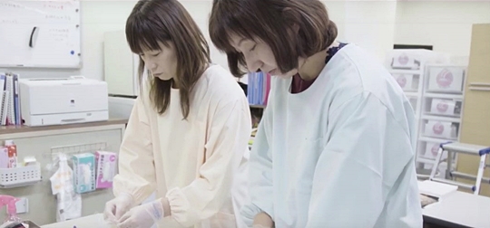 일본 후쿠시마 ‘다라치네’ 회원들이 생활 속 시료에 대해 직접 방사능 수치를 측정하는 모습. 다라치네 영상