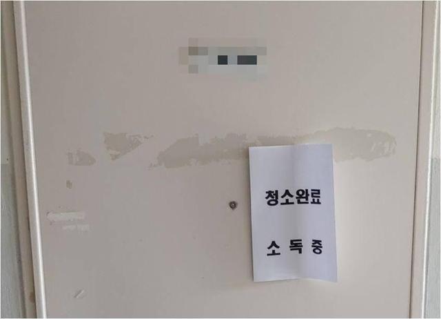 북한이탈주민 모자가 숨진 채 발견된 서울 관악구의 임대아파트 현관. 서혜미 기자