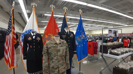 군장점에서는 군복과 각종 장구를 구매할 수 있다. 영상캡처=박용한 연구위원
