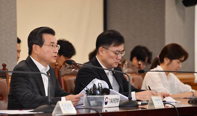 김용범(왼쪽에서 첫번째) 기획재정부 제1차관이 20일 서울 은행회관에서 열린 ‘제67차 거시경제금융회의’에서 모두발언하고 있다. 기획재정부 제공
