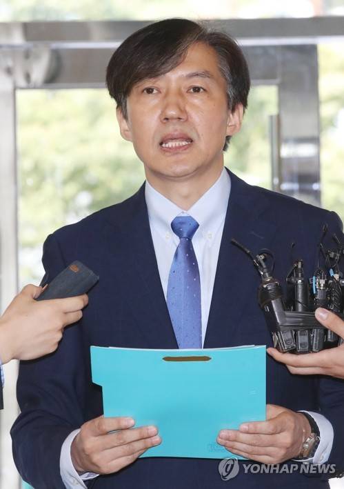 질문에 답하는 조국 후보자 (서울=연합뉴스) 서명곤 기자 = 조국 법무부 장관 후보자가 20일 오전 인사청문회 준비 사무실이 마련된 서울 종로구 한 건물로 들어서며 취재진의 질문에 답하고 있다. 2019.8.20 seephoto@yna.co.kr