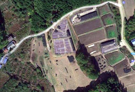 후쿠시마현 나가도로 지구에 쌓여있는 방사능 오염토 더미. 검은 점이 모두 방사능 오염토 자루다. 구글 어스 캡처