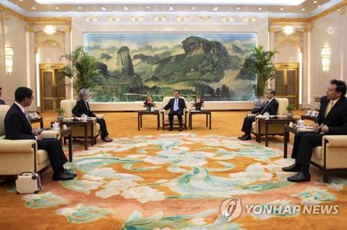 한·일 외교장관 면담하는 리커창 중국 총리 (베이징 AP=연합뉴스) 리커창(李克强·가운데) 중국 총리가 22일 베이징 인민대회당에서 한·중·일 외교장관 회의차 중국을 방문한 강경화(왼쪽 2번째) 외교부 장관과 고노 다로(河野太郞·왼쪽) 일본 외무상을 함께 만나고 있다. 왕이(王毅·오른쪽 2번째) 중 외교 담당 국무위원 겸 외교부장이 배석해 있다. bulls@yna.co.kr