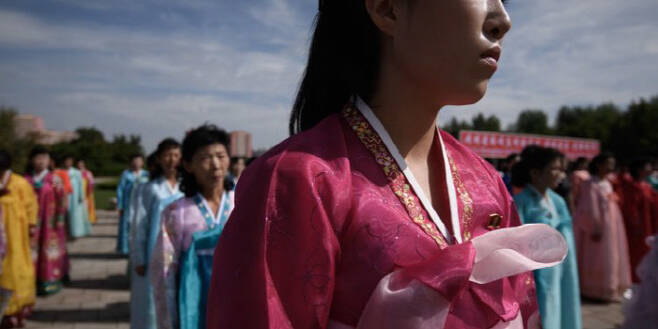 2018년 9월11일 한복을 차려입은 북한여성들이 평양 외곽에서 열린 ‘조선의 평화와 번영, 통일을 위한 국제 행군’에 참여하고 있다.  AFP·Getty image