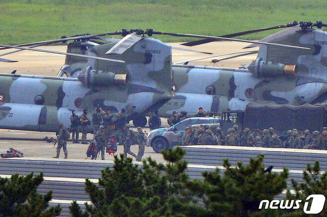 25일 오전 해군이 동해 영토수호훈련을 시작한 가운데 해병대원들이 경북 포항공항에서 독도로 이동하기 위해 육군 대형수송헬기 치누크(CH-47)에 탑승하고 있다. 병력 중에는 해병대원들과 다른 복장을 한 특수부대원들도 포함돼 있는 것으로 알려졌다. 독도방어훈련은 26일까지 실시된다. 2019.8.25/뉴스1 © News1 최창호 기자