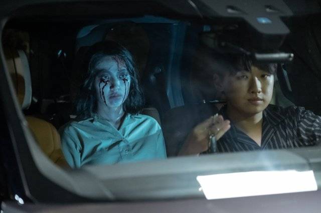 연쇄살인마 설지원(이다윗)에게 살해당한 귀신(사진 왼쪽). tvN 제공