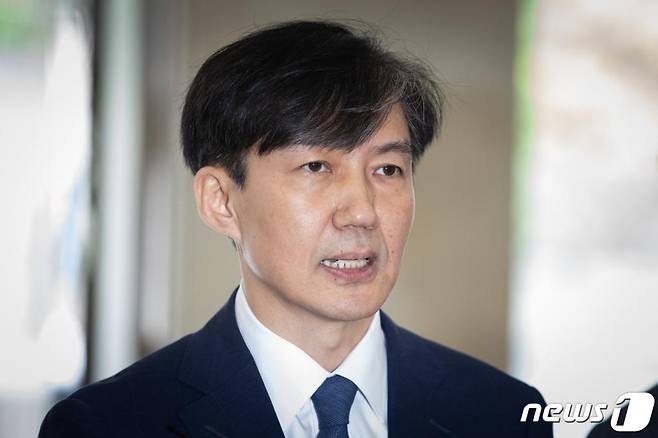 조국 법무부 장관 후보자가 25일 서울 종로구에 마련된 청문회 준비 사무실로 들어서며 입장을 밝히고 있다.