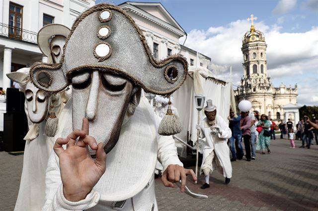 러시아 모스크바 외곽 포돌스크에서 25일(현지시간) '한 여름밤의 꿈' 축제가 열리고 있다. EPA 연합뉴스