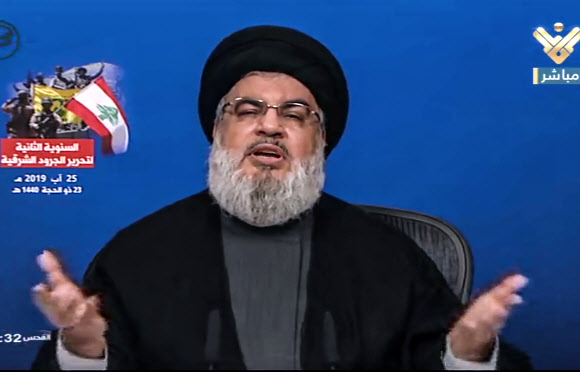 Hezbollah Secretary General Hassan Nasrallah speech - 헤즈볼라 지도자인 하산 나스랄라가 25일(현지시간) 레바논 TV에 나와 이스라엘을 비난하는 연설을 하고 있다.베이루트 EPA 연합뉴스