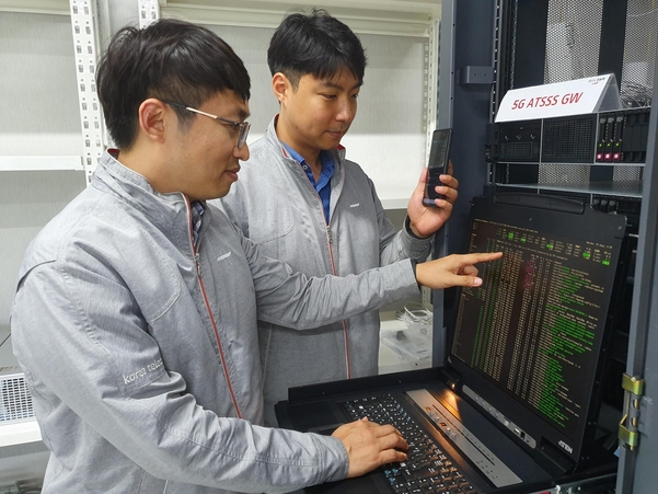 서울시 서초구 우면동에 위치한 융합기술원 내 연구실에서 직원들이 멀티무선 접속 기술(ATSSS)을 시연하고 있다. /KT 제공