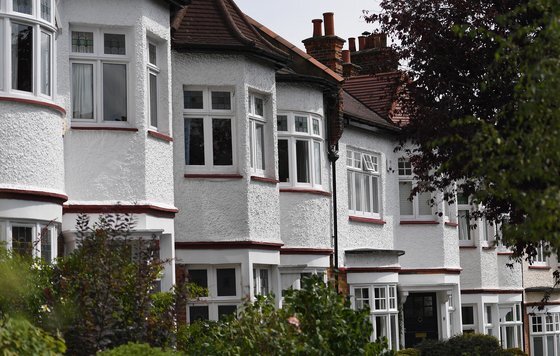 영국에서 25~34세에 집을 사는 비율은 20년 동안 크게 줄었다. 부모의 도움이 없이는 젊은 층의 주택 구입은 거의 불가능하다고 부동산 관계자는 말했다. [EPA=연합뉴스]