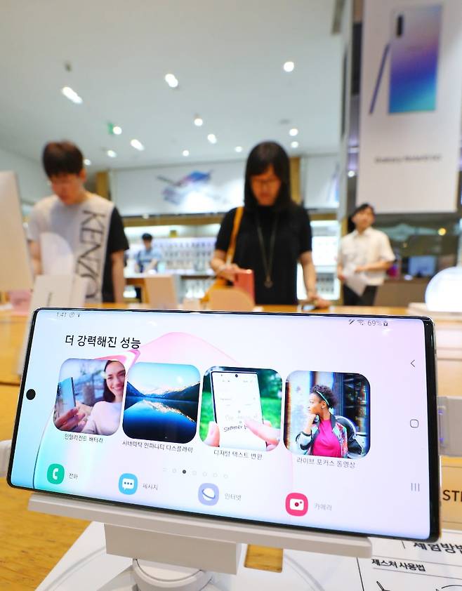 삼성전자가 갤럭시노트10·갤럭시노트10 플러스를 공개한 2019년 8월 8일 서울 강남구 삼성전자 딜라이트샵에서 방문객들이 제품을 살펴보는 모습. 삼성전자는 두 제품에 대한 국내 사전판매를 9일부터 19일까지 진행하고, 23일 정식 출시했다. 사진=연합뉴스