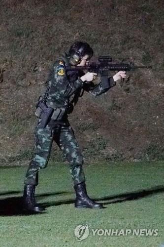 태국 국왕의 배우자인 시니낫 웡와치라파크디가 사격하는 모습 [AFP=연합뉴스]