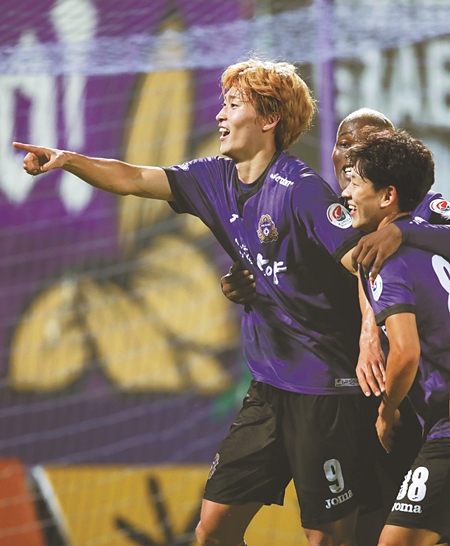 지난달 13일 K리그2 아산 무궁화와의 홈경기에서 득점에 성공한 조규성(왼쪽)이 팬들을 가리키며 환호하고 있는 모습. 한국프로축구연맹 제공