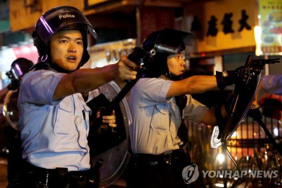 시위대에 권총을 겨누고 있는 홍콩 경찰.로이터연합뉴스