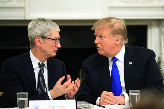 도널드 트럼프 미국 대통령(오른쪽)과 팀 쿡 애플 최고경영자(CEO). [AP=연합뉴스]