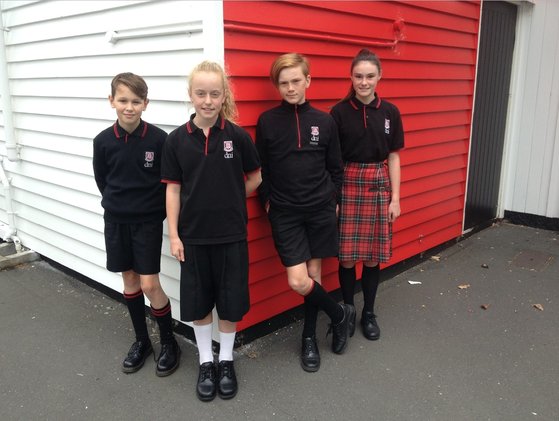 뉴질랜드 남섬에 위치한 드네딘노스 중학교의 성중립 교복. 남녀 학생이 같은 카라티에 반바지를 입고 있다. [사진 드네딘노스중학교]