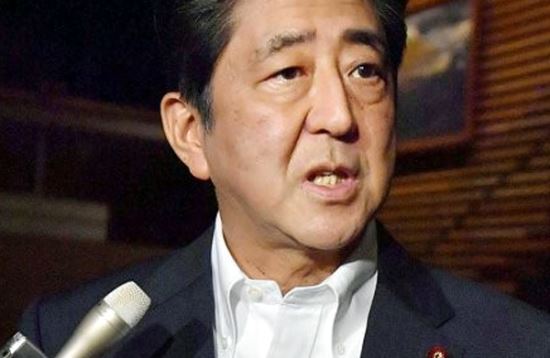 아베 신조 일본 총리가 2017년 7월 29일 도쿄 총리 관저로 들어서며 취재진으로 부터 북한 미사일 관련 질문을 받고 있다. 도쿄 교도연합