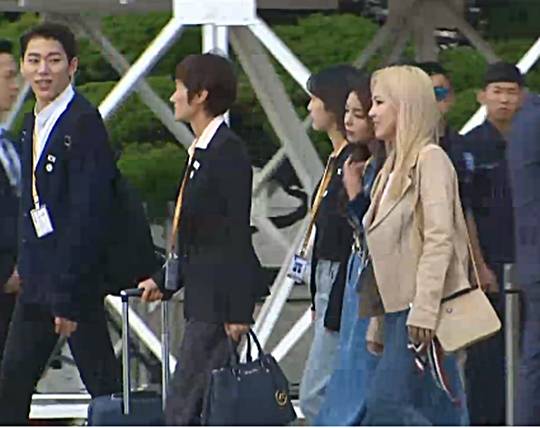 18일 오전 서울공항에 도착한 지코 등 문화·예술·체육분야 특별수행원 모습. 평양공동취재단 영상 캡처