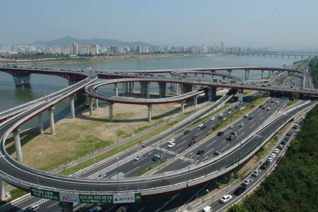 붕괴 후 복구된 2000년대 성수대교의 모습.