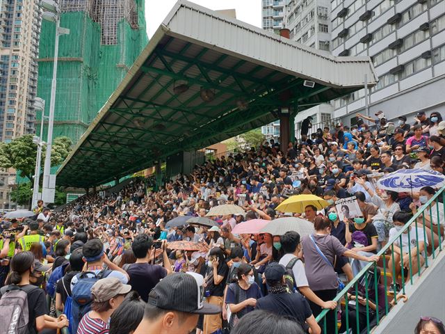 홍콩 경찰이 민간인권진선의 도심 집회를 금지하자 대신 기독교 단체가 주관한 집회에 수천 명의 시민이 몰려들었다. 김광수 특파원